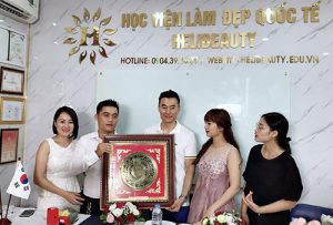 Helibeauty trao tặng ký niệm cho chủ tịch IGBEA Han-Bok-Hee
