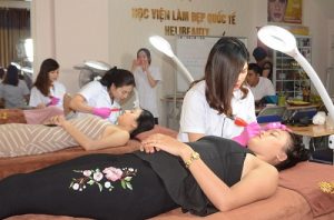 Học viên học phun thêu lông mày tại Helibeauty